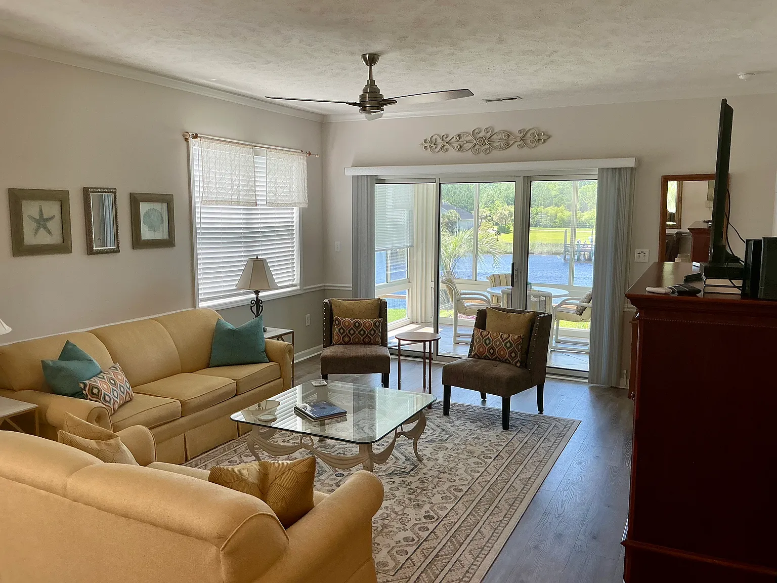 901 W Port Dr — Photo 2