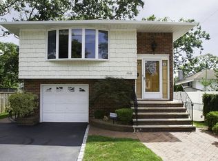 2000 Decker Ave, Merrick, NY 11566