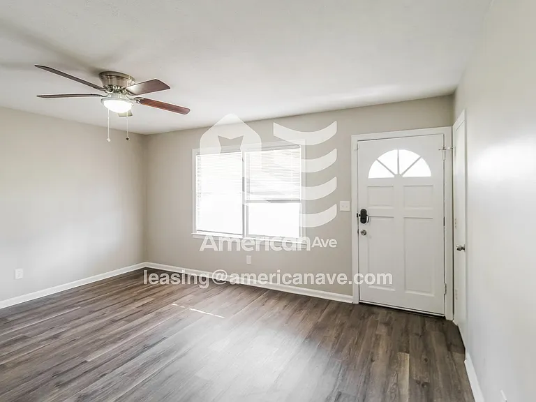 1049411_004_wm_-_living_room_13622088.jpg