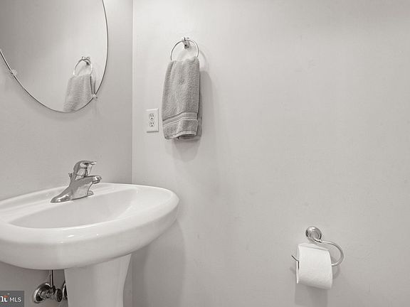 4th image of 136 Bradford St