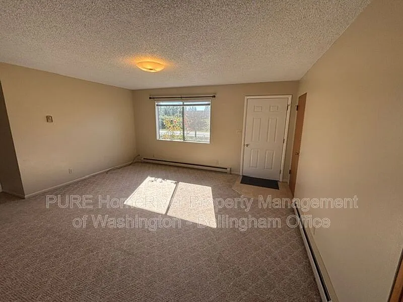 2 bed, 1.0 bath, 800 sqft — Photo 2
