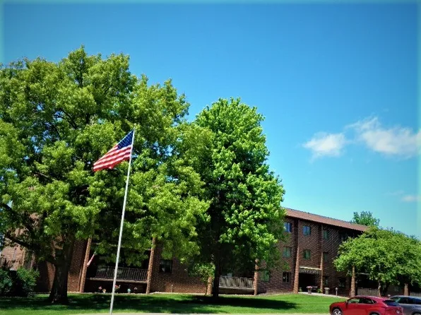 2005 Spring St #U303, Grinnell, IA 50112