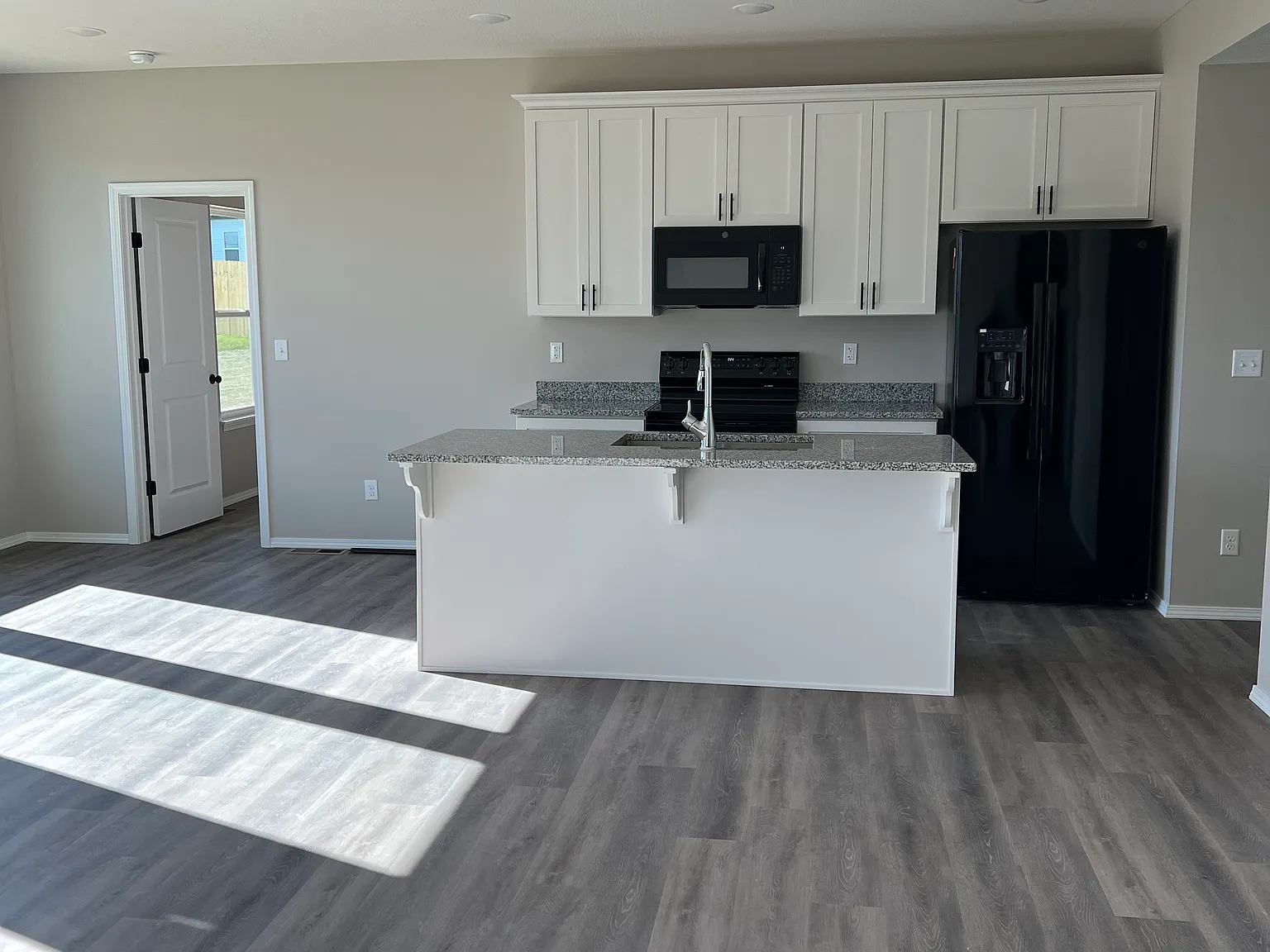 3 bed, 1420 sqft, $1,700 — Photo 2