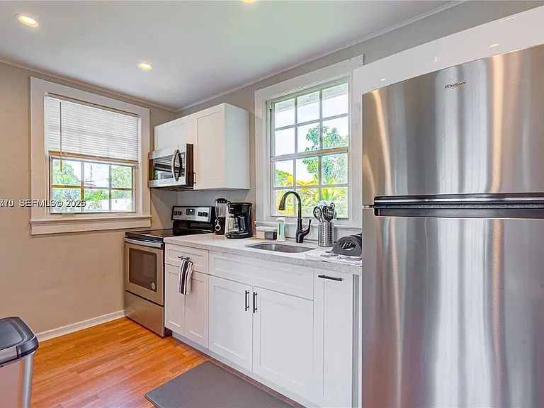 227 SW 30th Ave #B — Photo 2