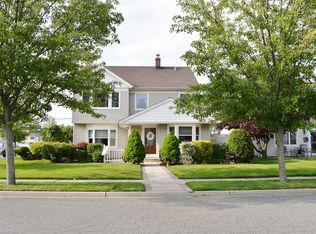 35 Sycamore Ln, Levittown, NY 11756