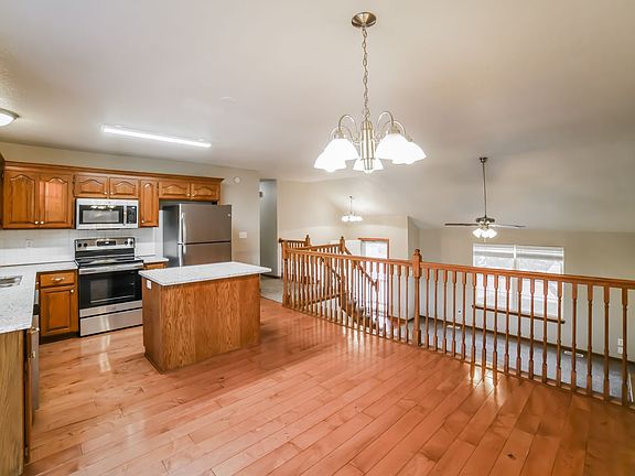5th image of 709 SW Lakeview Dr