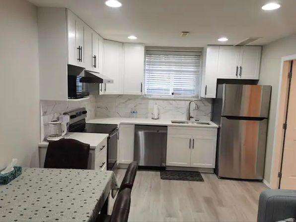 2 bedroom rental in Surrey — photo 2