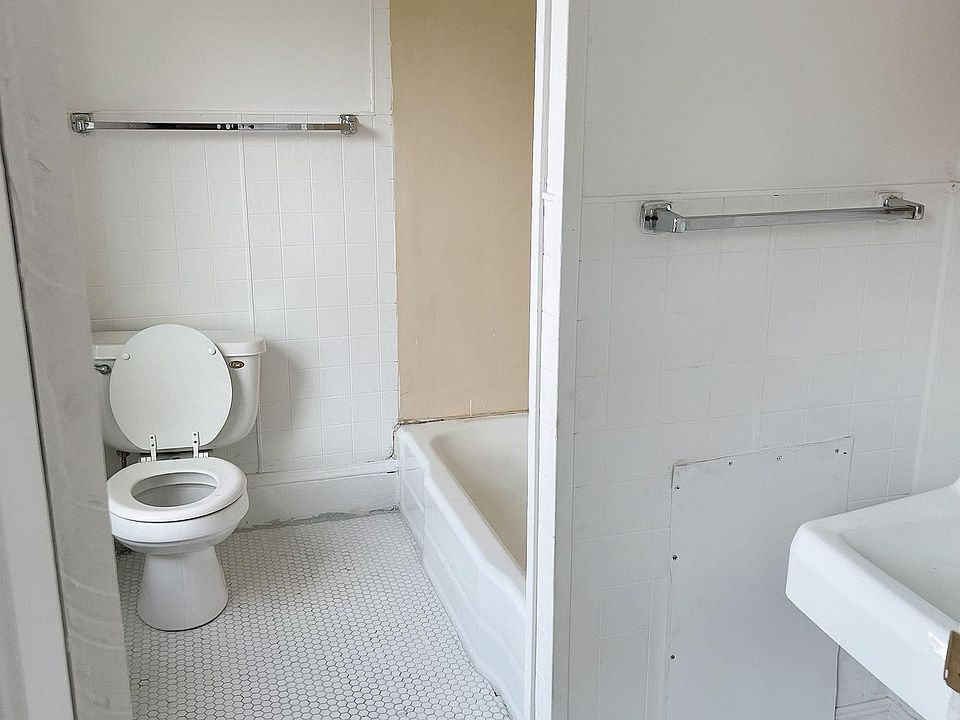2nd image of 172 1st St #2
