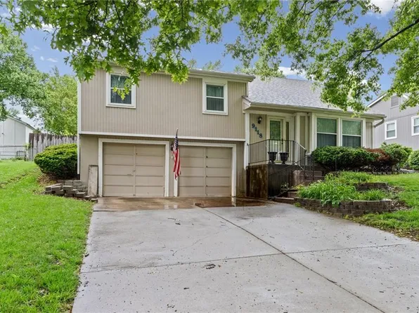 9118 Alden St, Lenexa, KS 66215