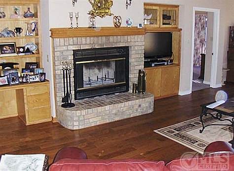 2nd image of 938 Kiowa Dr E