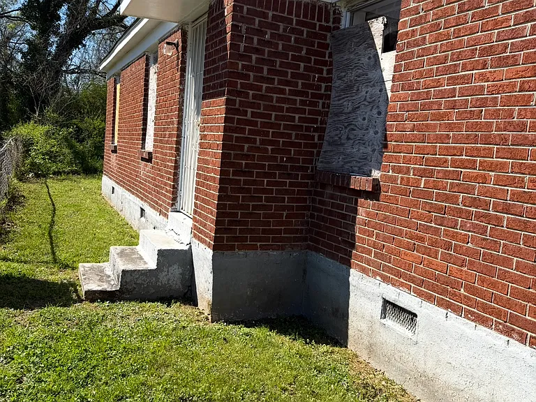 1489 E Waldorf Ave — Photo 2