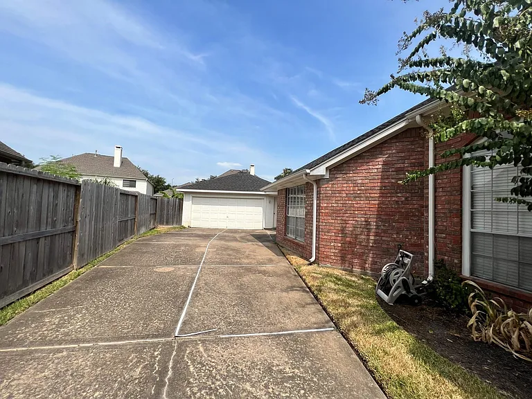 1718 Berkoff Dr — Photo 3