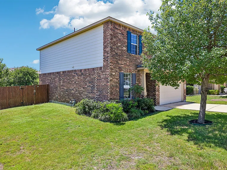 140 Lynn Crest Bnd — Photo 3
