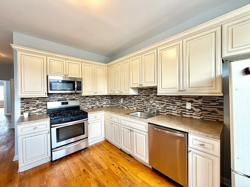 176 W 31st St #2