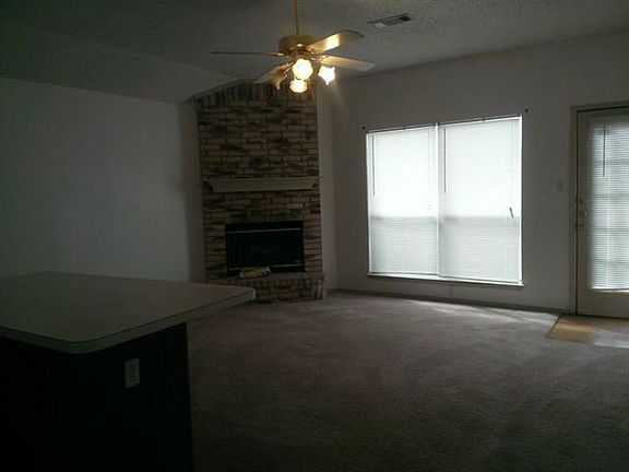 4th image of 924 Crestwood Dr