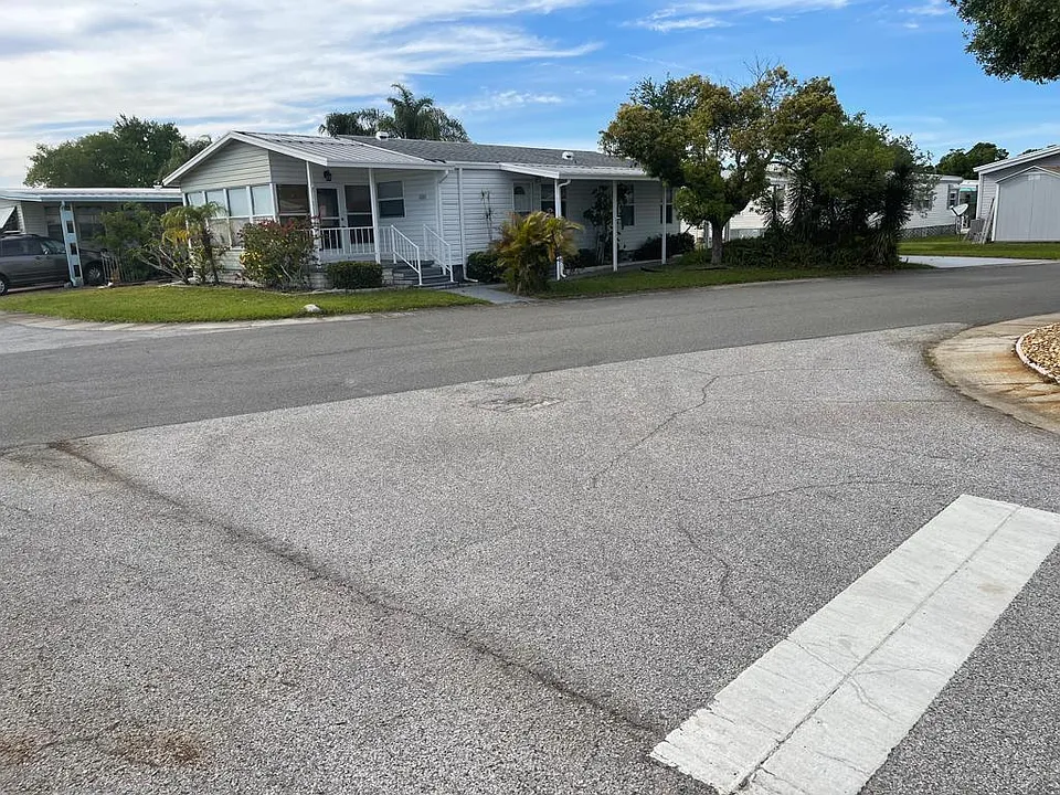 404 Dolphin Dr S