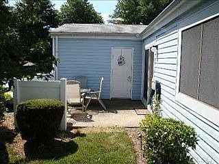5th image of 307 Bentley Ct W