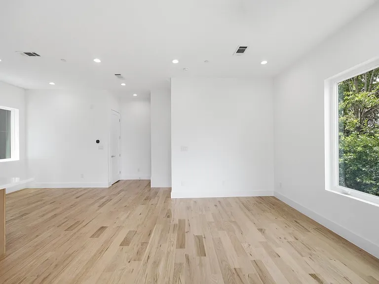 4605 Belmont Ave #202 — Photo 16