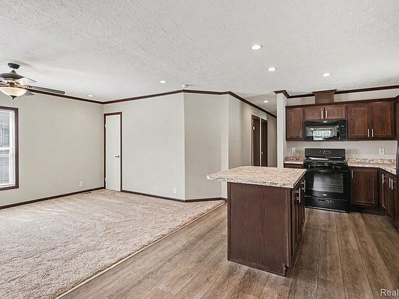 5th image of 470 Flamingo St