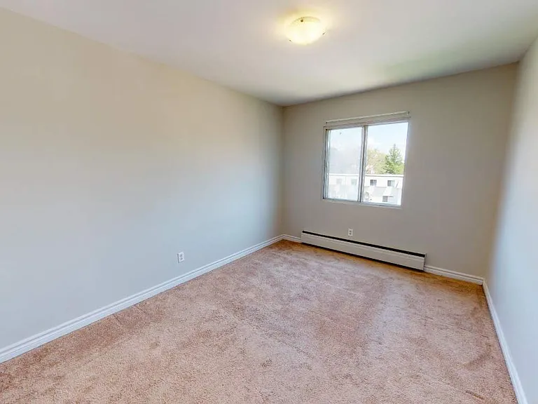 285 Thames St N — Photo 3