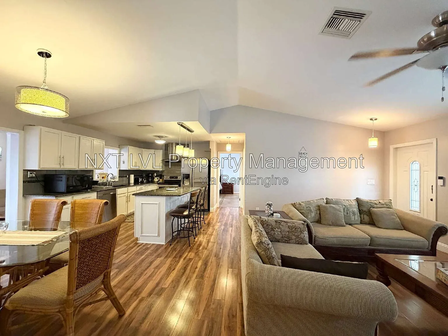 3 bed, 2.0 bath, 1216 sqft, $2,795 — Photo 2