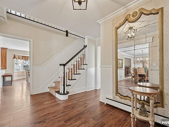 5th image of 910 Huron Rd