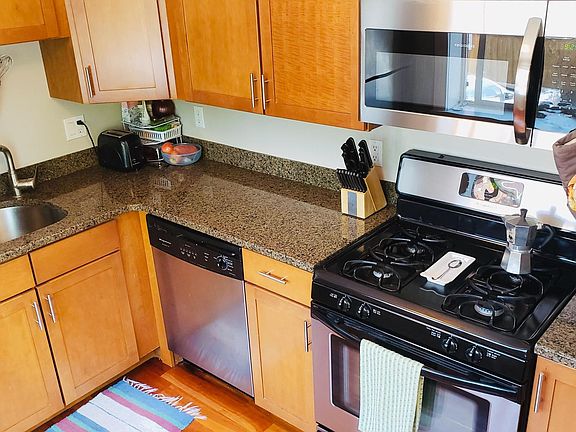 5th image of 1660 N Steele St Unit 203