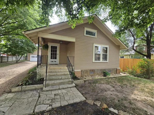 1634 John St, Winfield, KS 67156