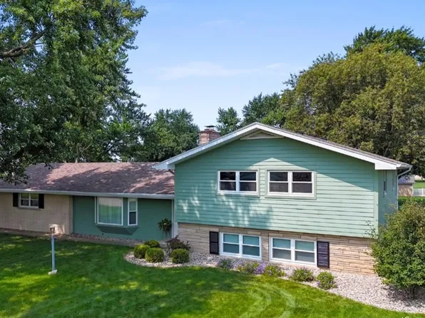 1194 N Meadow Dr, Kankakee, IL 60901