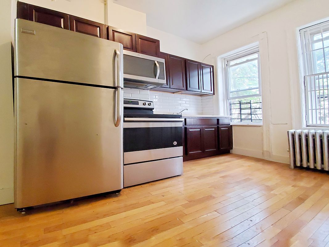 940 Kent Ave #3R, Brooklyn, NY 11205