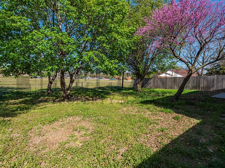 1440 N Community Dr — Photo 2