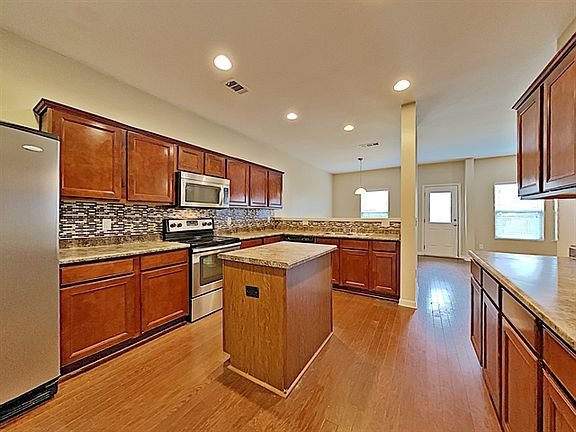 4th image of 636 Pemberton Dr