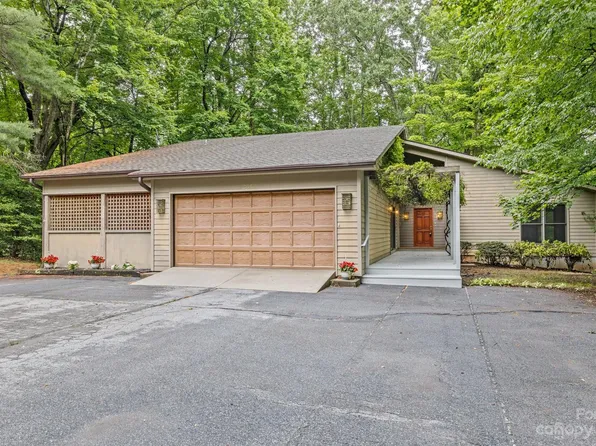 88 Walnut St, Saluda, NC 28773