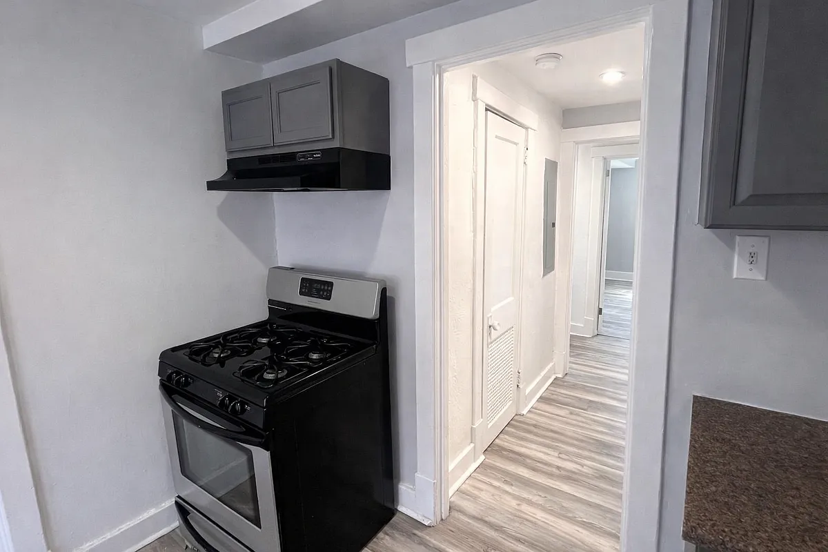 Building Photo - 5850 Alderson St #5