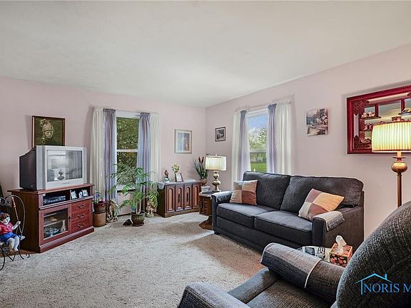 4th image of 218 N Yarrow St