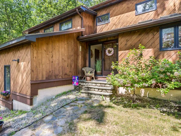 32 Hillside Road, Kingston, NH 03848