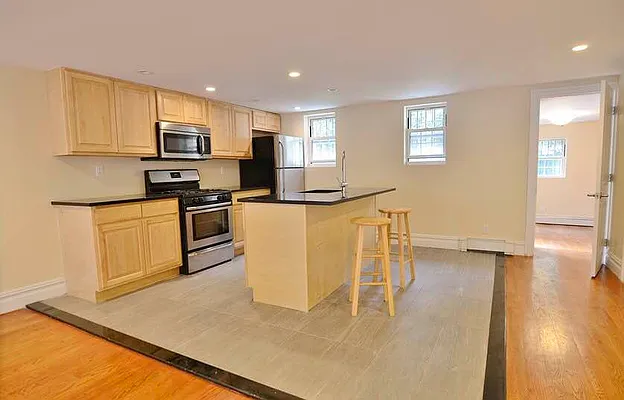 Rented by Park Property Advisors | media 10