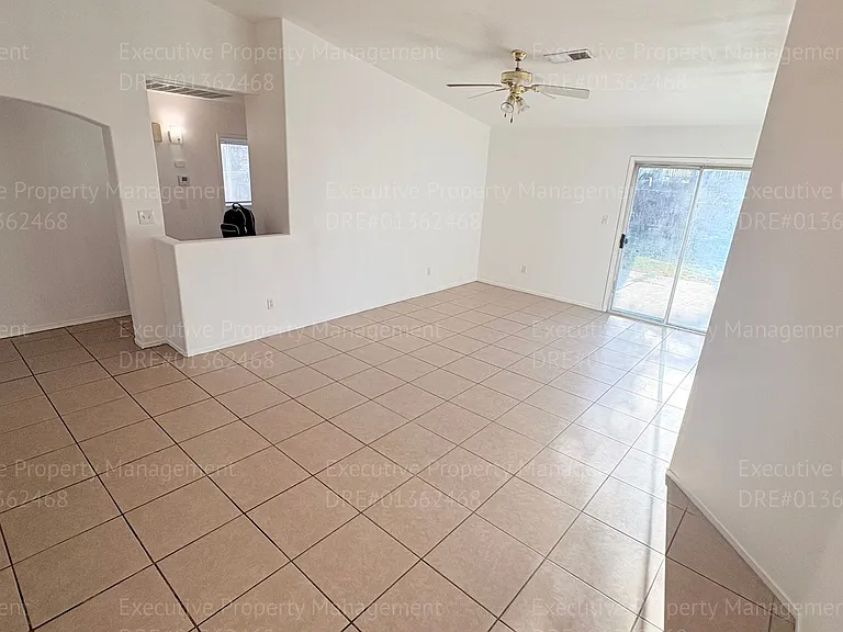 7400 Cross Glade St — Photo 4