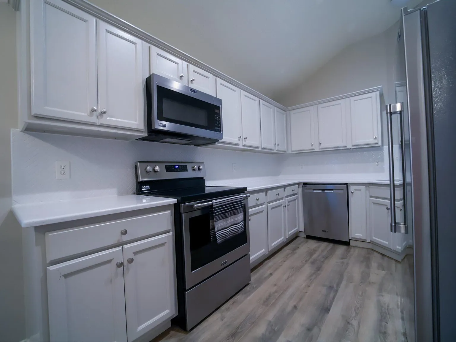 3 bed, 2.0 bath, 1229 sqft, $1,900 — Photo 4