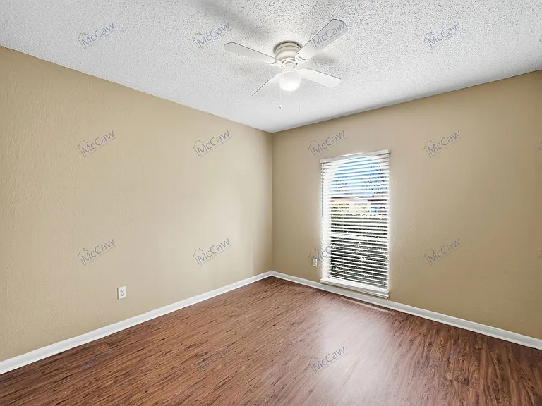 207 Evelyn St — Photo 11