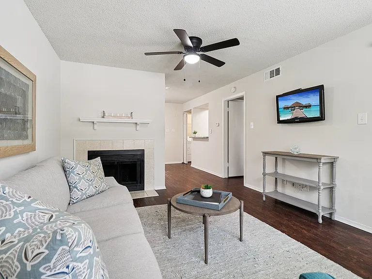 B1 Livingroom look to fireplace