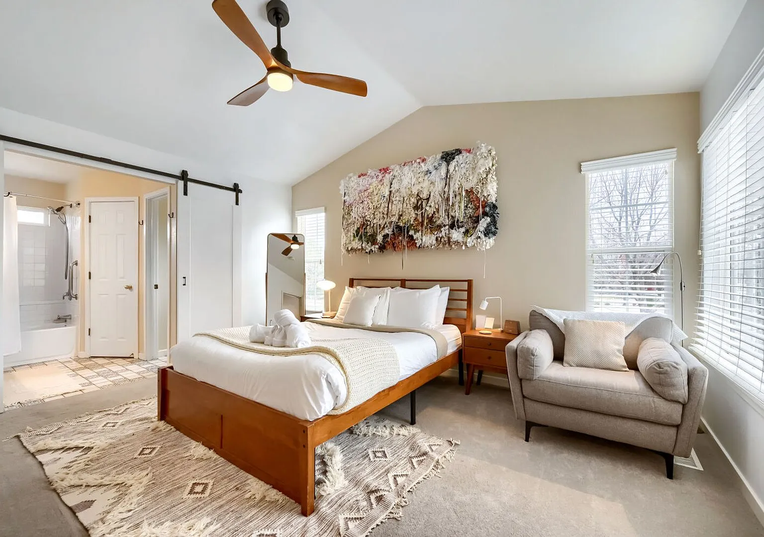 2 BDR Gorgeous Updated Townhome with Huge Garden — Photo 2