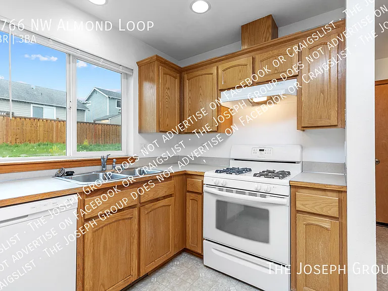 1766 NW Almond Loop — Photo 10