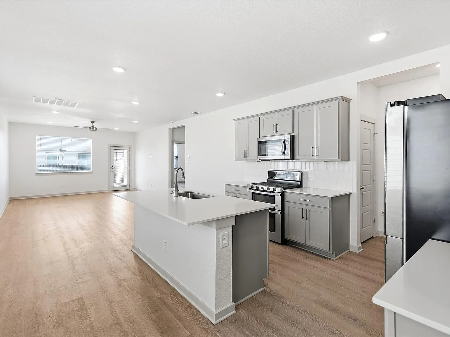 4 bed, 2.5 bath, 2158 sqft, $2,100 — Photo 3