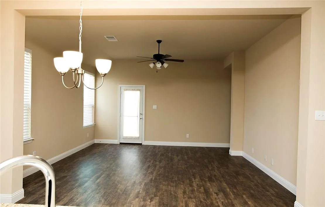 4 bed, 1949 sqft, $2,195 — Photo 2