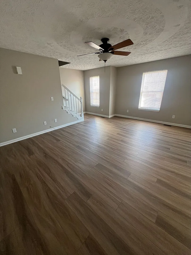 Spacious 2-Bedroom Townhouse with Garage — Photo 2