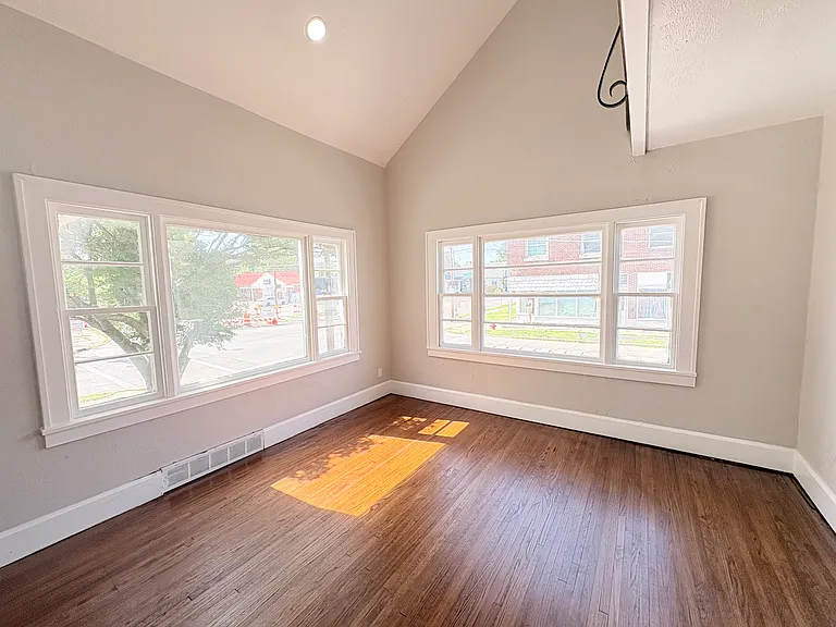 901 Woodsdale Ave — Photo 10