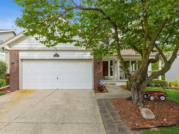 8823 Long Meadow Dr, Johnston, IA 50131