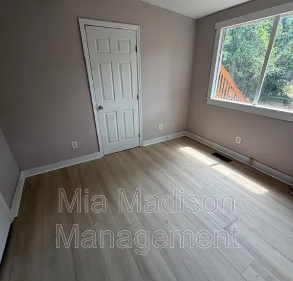 513 W 35th St #A — Photo 11