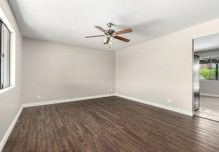 352 E Beatryce St — Photo 7